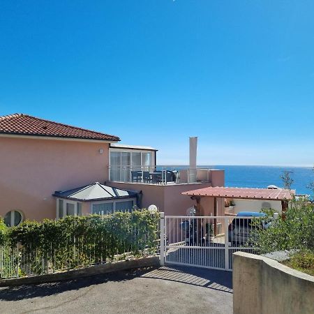 Dernier Etage D'Une Maison 罗克布吕讷-卡普马丹 外观 照片