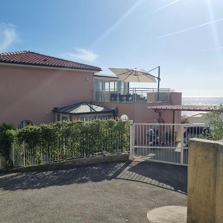 Dernier Etage D'Une Maison 罗克布吕讷-卡普马丹 外观 照片