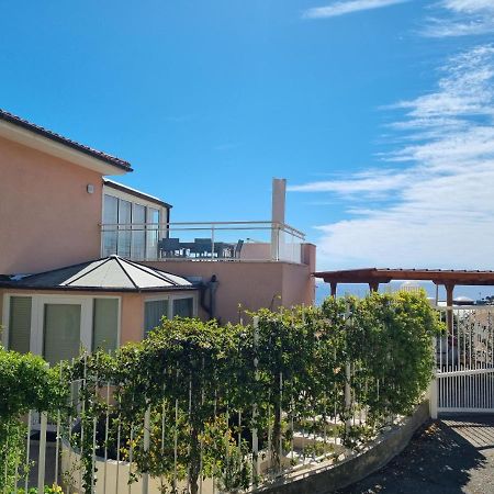 Dernier Etage D'Une Maison 罗克布吕讷-卡普马丹 外观 照片