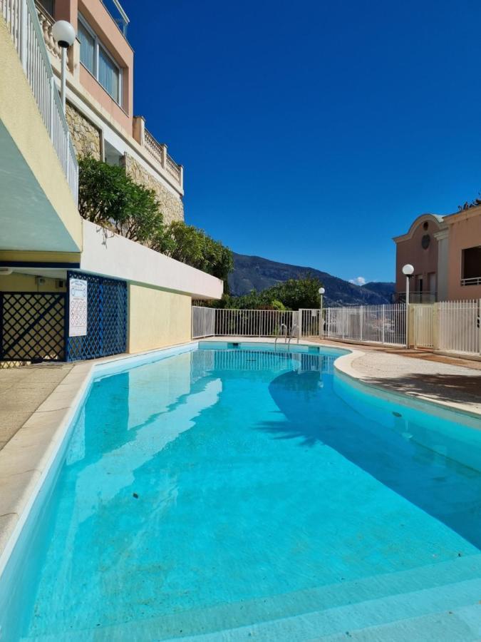 Dernier Etage D'Une Maison 罗克布吕讷-卡普马丹 外观 照片