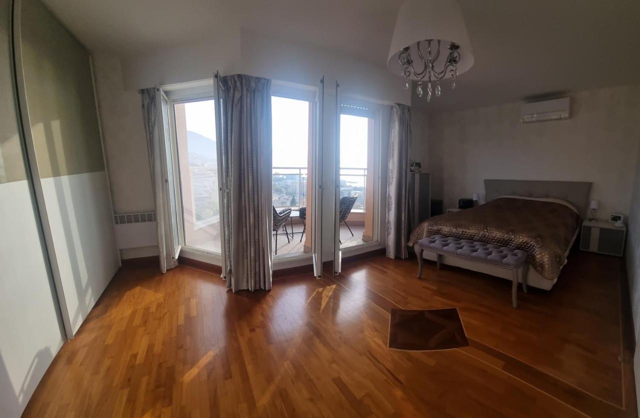 Dernier Etage D'Une Maison 罗克布吕讷-卡普马丹 外观 照片